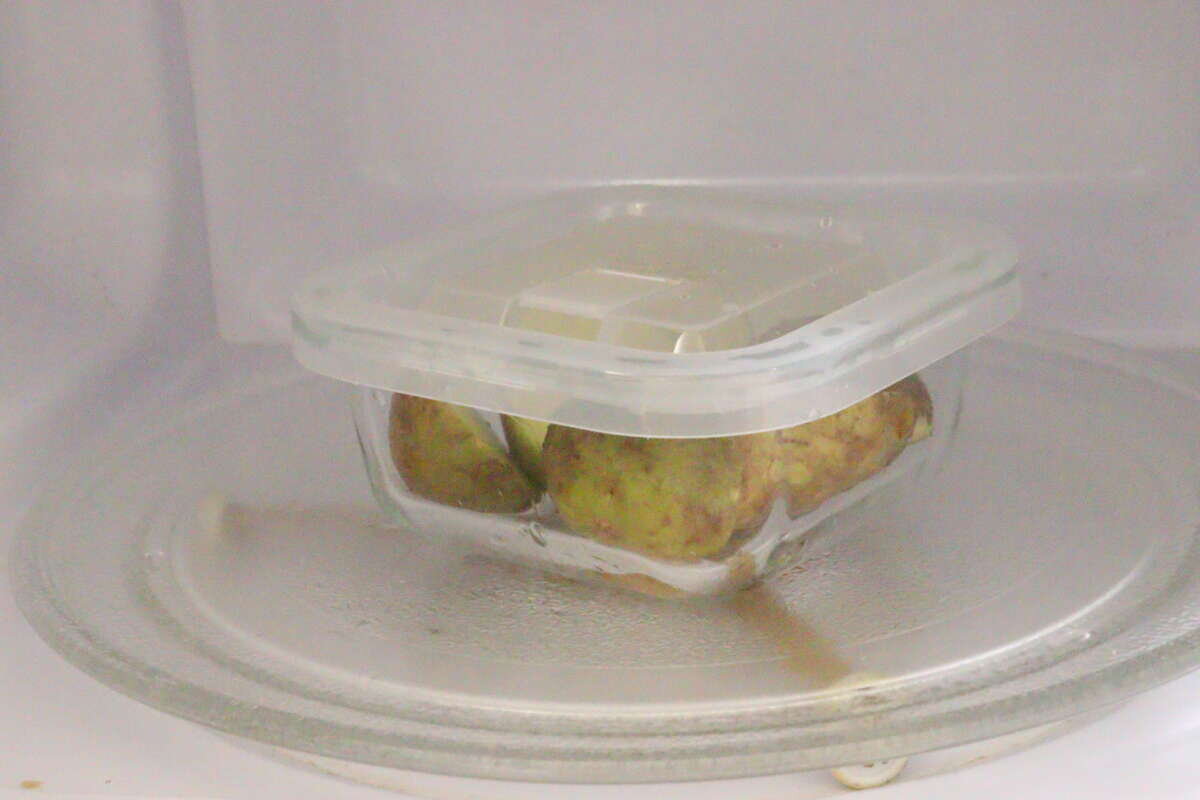 ダイソーの正方形保存容器（エア弁付、240mL）をレンチする