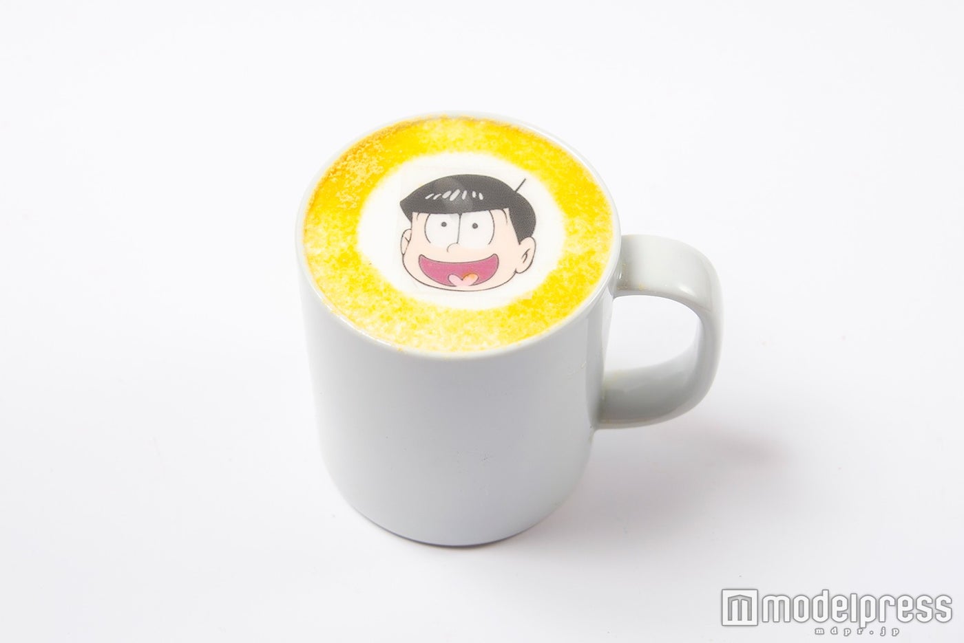 6つ子のカフェラテ（予約限定）（C）赤塚不二夫／おそ松さん製作委員会