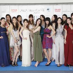 「2012ミス・アース」日本代表ファイナリストに選ばれた15名(上段左から)植草沙織さん、野田萌さん、下地あいのさん、井関唯絵さん、広瀬彩香さん、阿部桃子さん、長嶺花菜さん、篠崎彩音さん、(下段左から)佐藤由季さん、工藤麻美子さん、杉元聖子さん、長谷川望さん、紀真耶さん、大杉麗美さん、浜田咲希さん