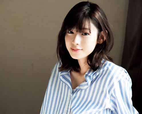 白石聖、スラリ美脚&デコルテが眩しい 透明感際立つ