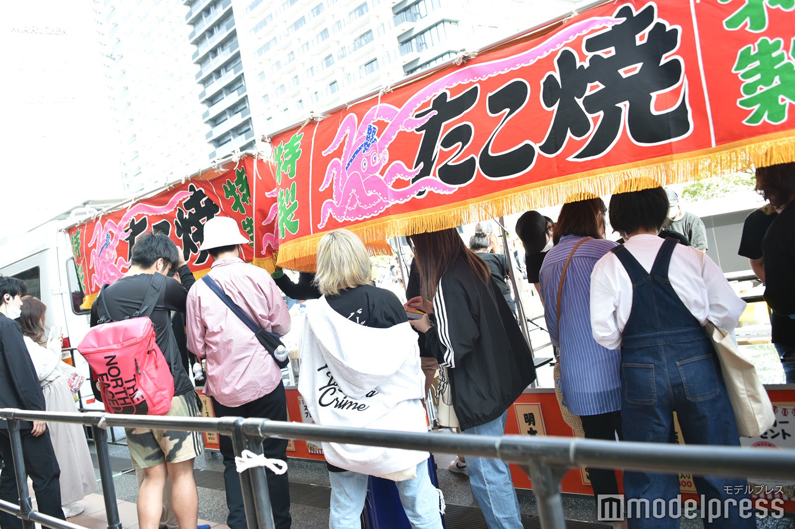たこ焼きブースには行列（C）モデルプレス