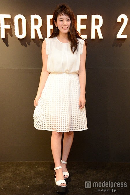 筧美和子、ふんわりスカートから美脚披露 今年の挑戦を明かす