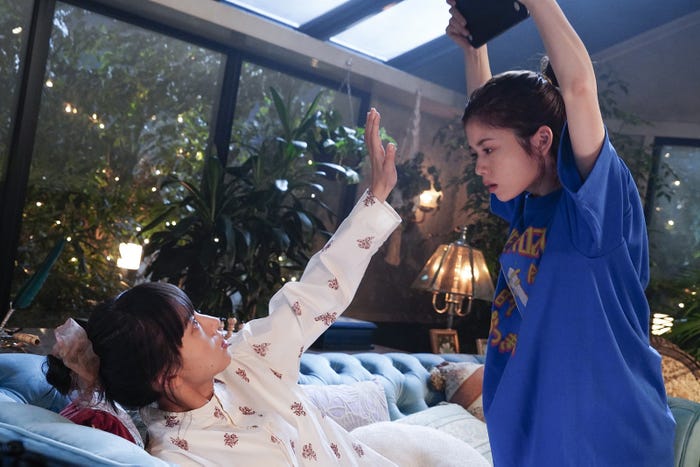 清原果耶、小芝風花 「invert 城塚翡翠 倒叙集」第1話より(C)日本テレビ