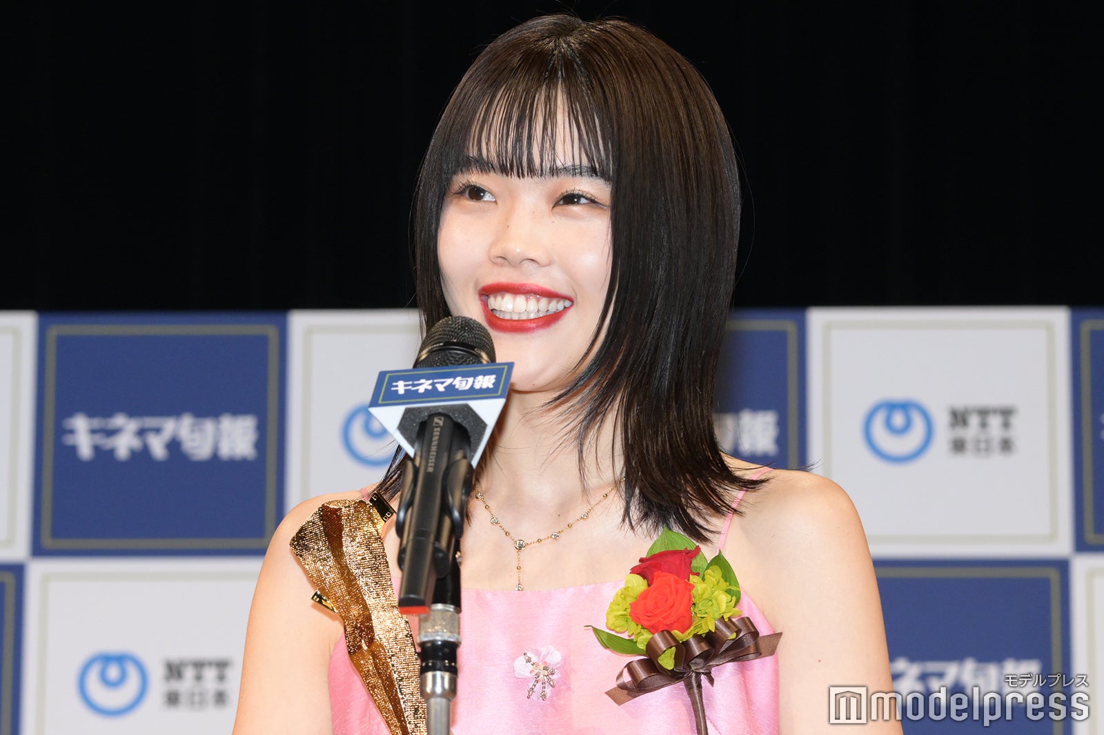 アイナ・ジ・エンド「キネマ旬報」新人女優賞に喜び 美背中ざっくりドレスで登場 - モデルプレス