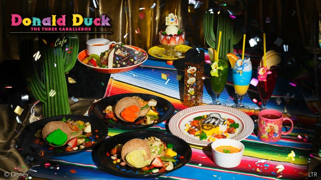 「ドナルドダック～三人の騎士～」期間限定カフェが新宿にオープン　カラフルなカレーやドリンクなど