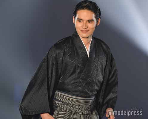 福岡県出身・水上恒司、地元伝統着物を華麗に着こなし 笑顔のギャップにキュン止まらず<TGC 北九州 2022>