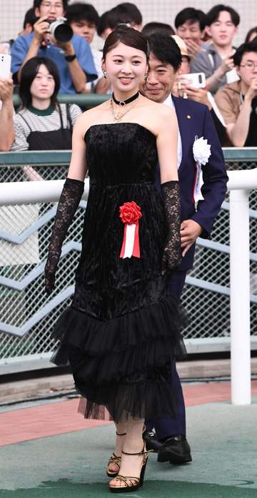 競馬場降臨の元アイドル「初めての馬券購入」報告 卒業から1年「年々綺麗に！」「お姉さん感up」と反響