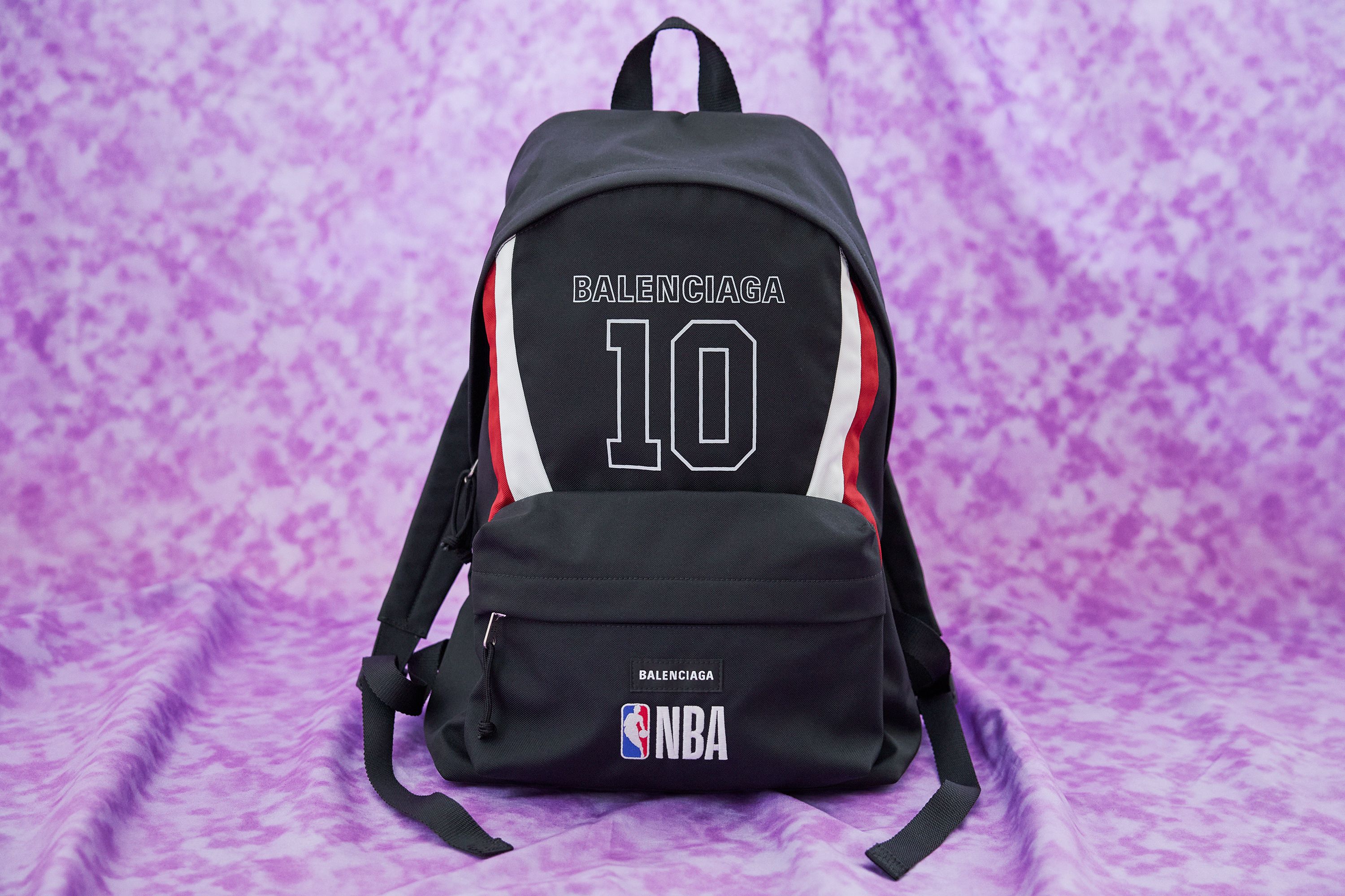 新たなリアリティを提示するバレンシアガ──2026年春、バッグと財布の最新事情