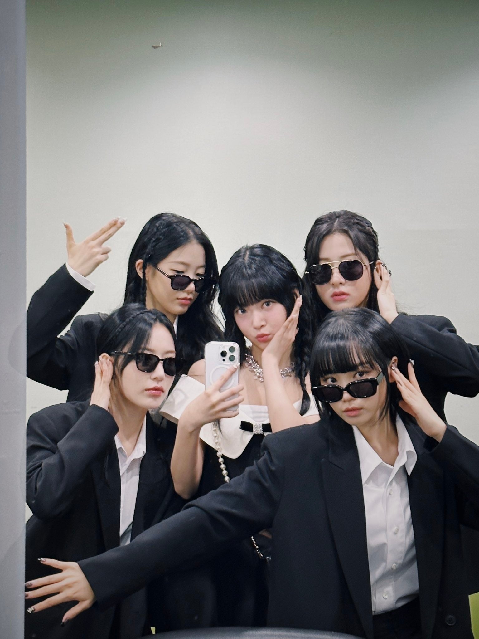 LE SSERAFIM、“出勤ファッション”話題に 銀行長ウンチェを守るSPに変身