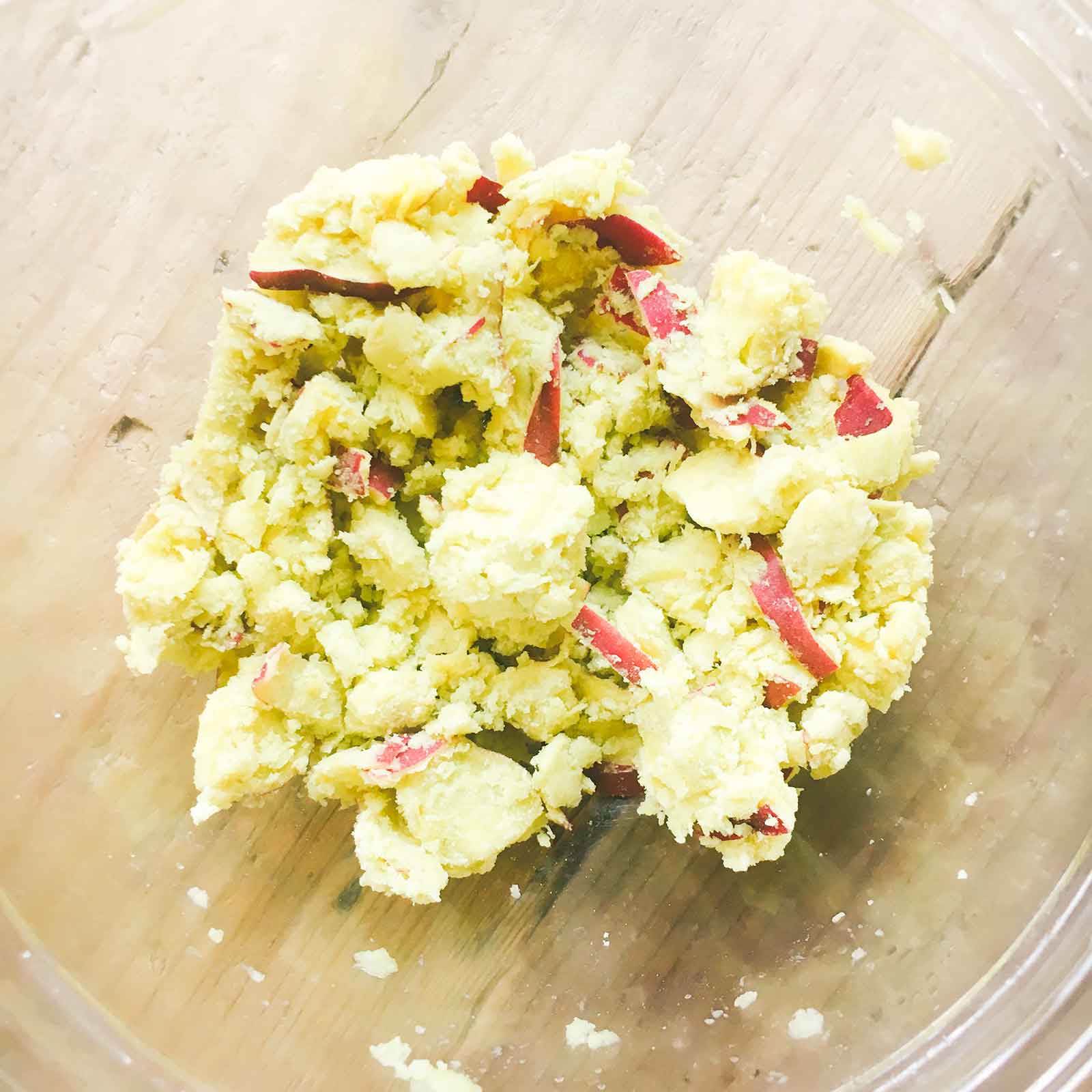 手順2：さつまいもはいちょう切りにし、電子レンジで加熱／画像提供：柏原歩