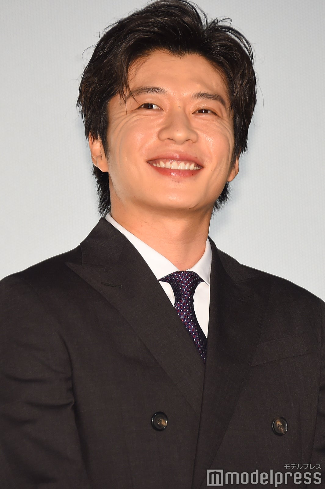 小さい子供を見つけて笑顔の田中圭（C）モデルプレス