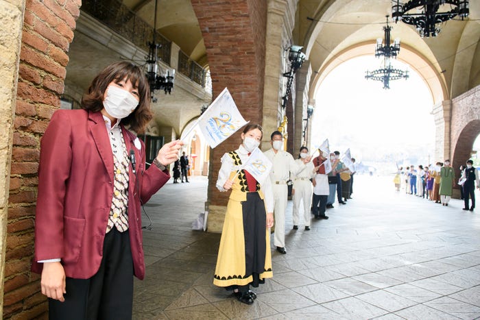 ゲストを迎える様子(C)Disney