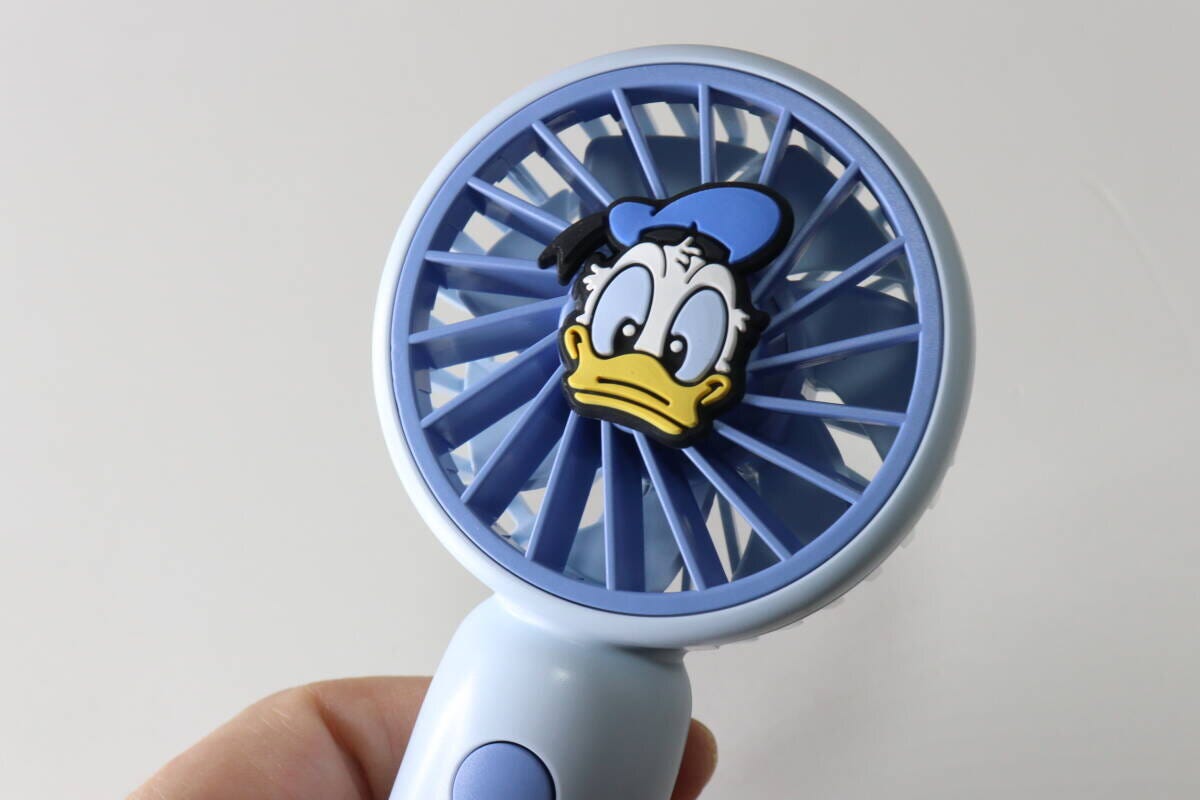 ダイソー　ミニ扇風機、充電式、クリップスタンド付（ドナルド／デイジー）　デザイン