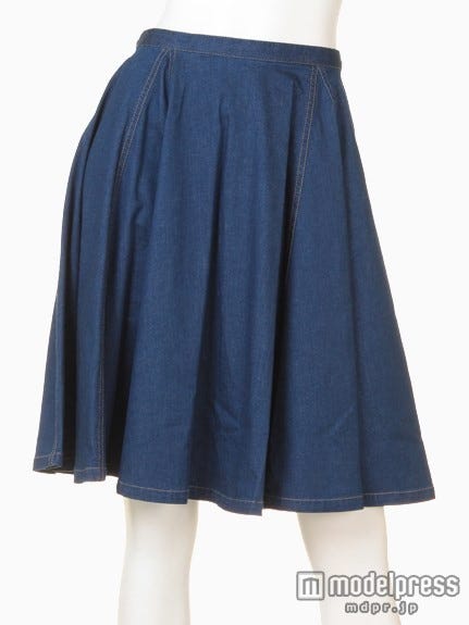 ミディアム丈デニムフレアスカート「JILL by JILLSTUART」10,476円(税込)