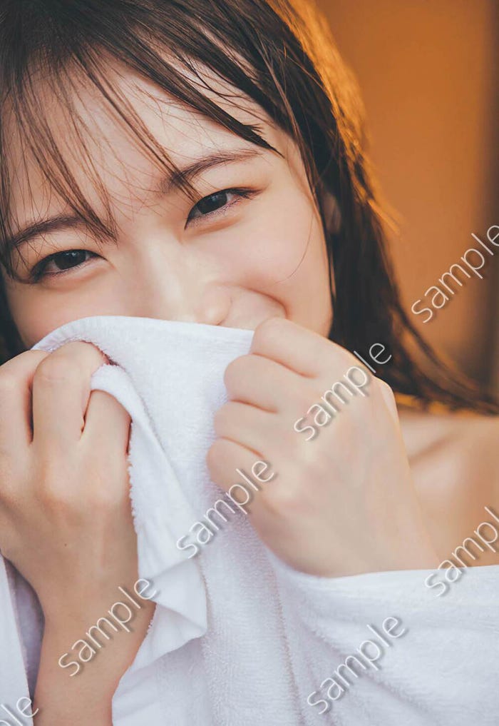 秋元真夏卒業記念写真集「振り返れば、乃木坂」封入特典3(撮影/東京祐)