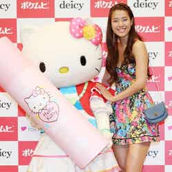 すみれと「ポケムヒS」のキャラクターを務める「ハローキティ」の「2ショット