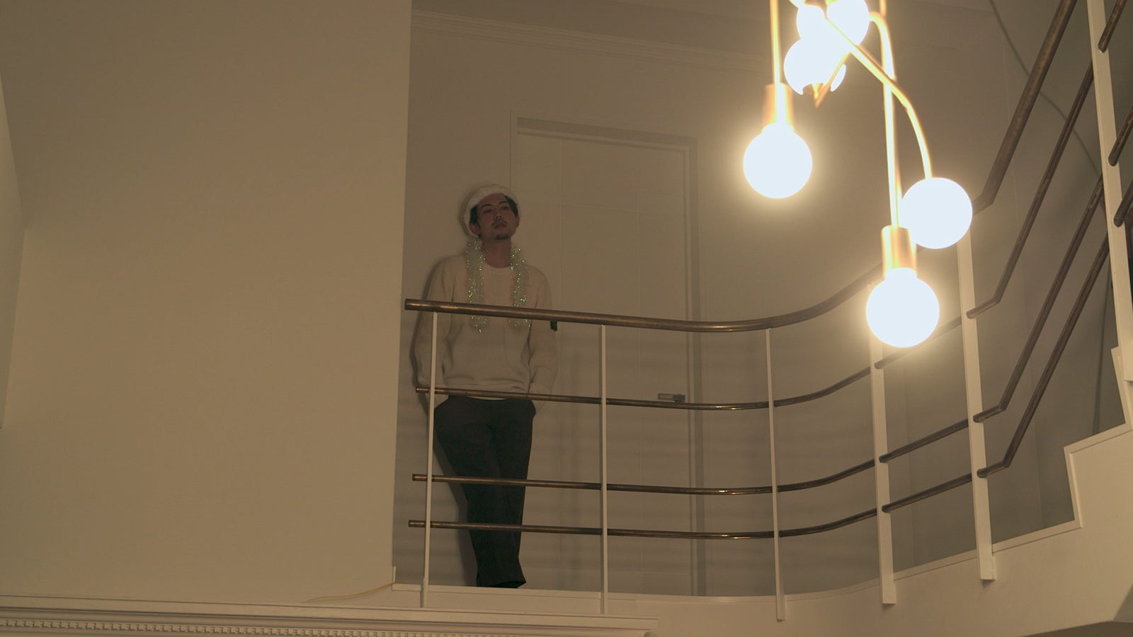 夢と志遠をプレイルーム前で待つ俊幸「TERRACE HOUSE TOKYO 2019-2020」35th WEEK（C）フジテレビ／イースト・エンタテインメント