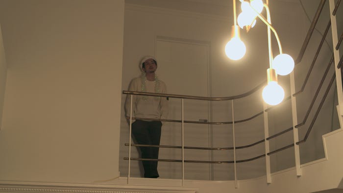 夢と志遠をプレイルーム前で待つ俊幸「TERRACE HOUSE TOKYO 2019-2020」35th WEEK(C)フジテレビ/イースト・エンタテインメント