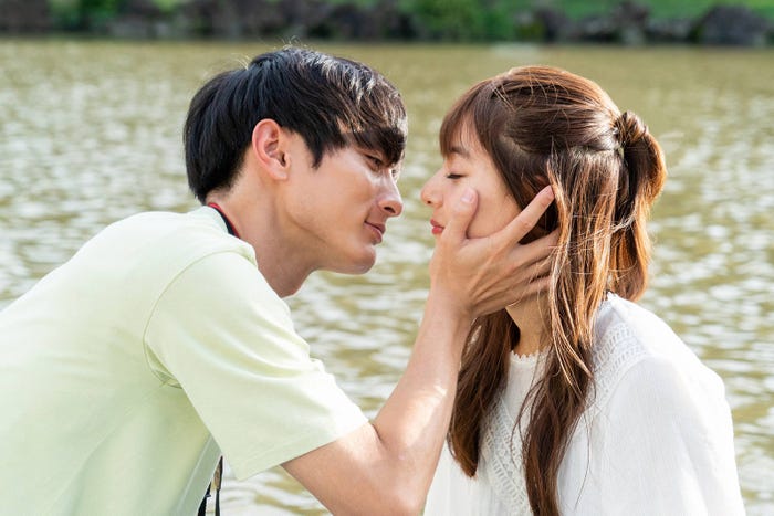 高良健吾、新木優子/「モトカレマニア」第1話より(C)フジテレビ