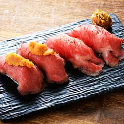 「高級部位サーロイン肉寿司」と「雲丹のせ赤身肉寿司」の食べ比べ／提供画像