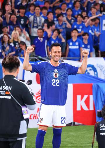 吉田麻也 交代時の異例の花道に「自分にはもう十分すぎるほど豪華な花道。恐縮です」盟友・長友は「目が死んでない（笑）。終わった選手の目じゃない」