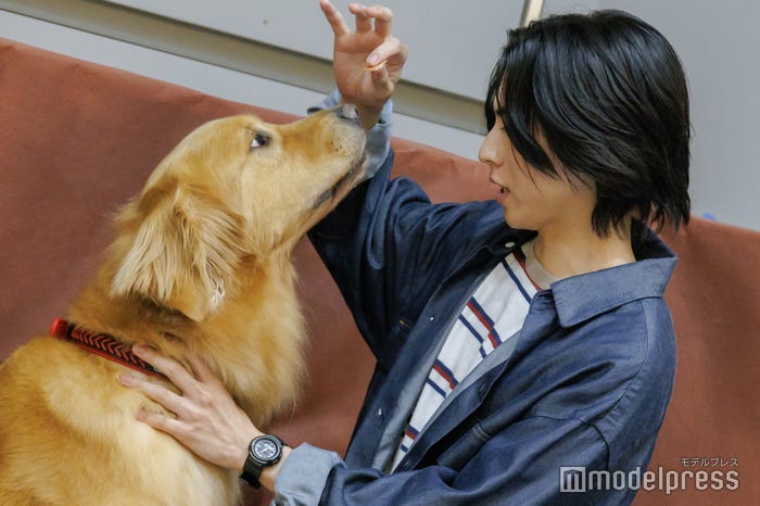 フリトと戯れる酒井大成(C)モデルプレス