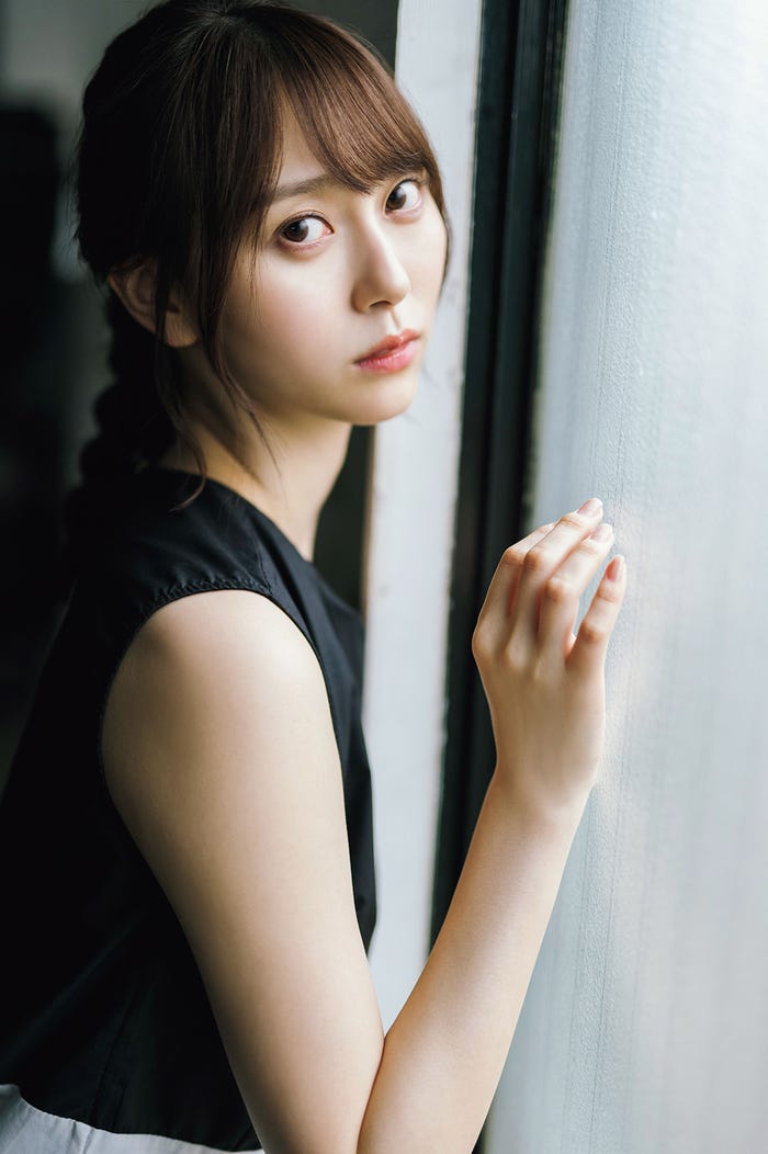 弓木奈於(C)藤本和典、光文社