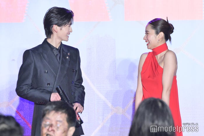 仲良く会話する高橋文哉、堀田真由(C)モデルプレス