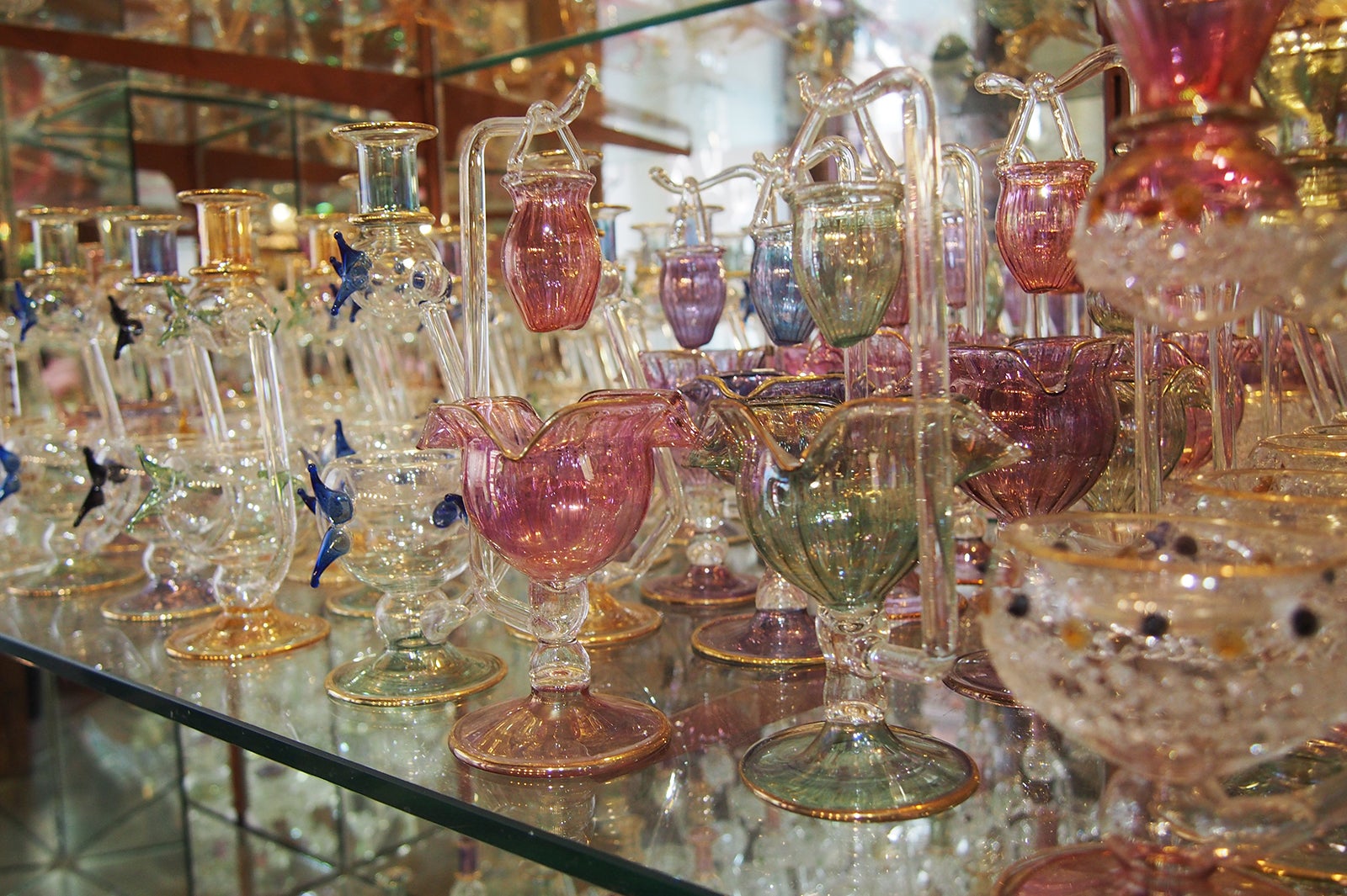 形も色もユニークで可愛い香水瓶（提供画像）
