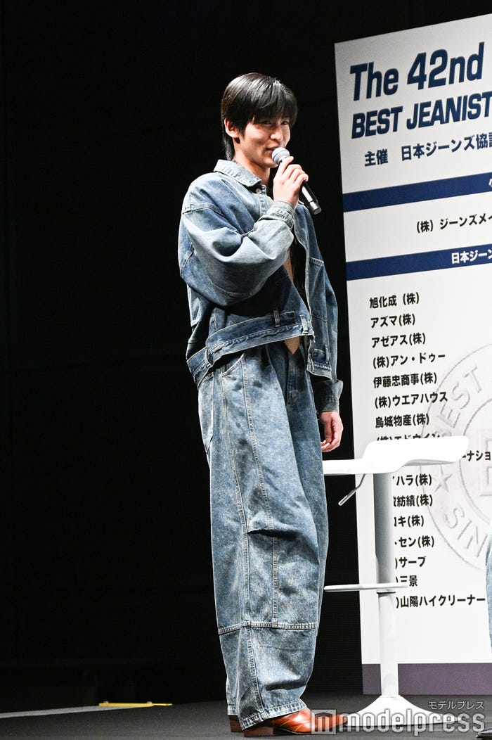 「回ります」と宣言してコーディネートを紹介する時にくるっと回転した目黒蓮(C)モデルプレス