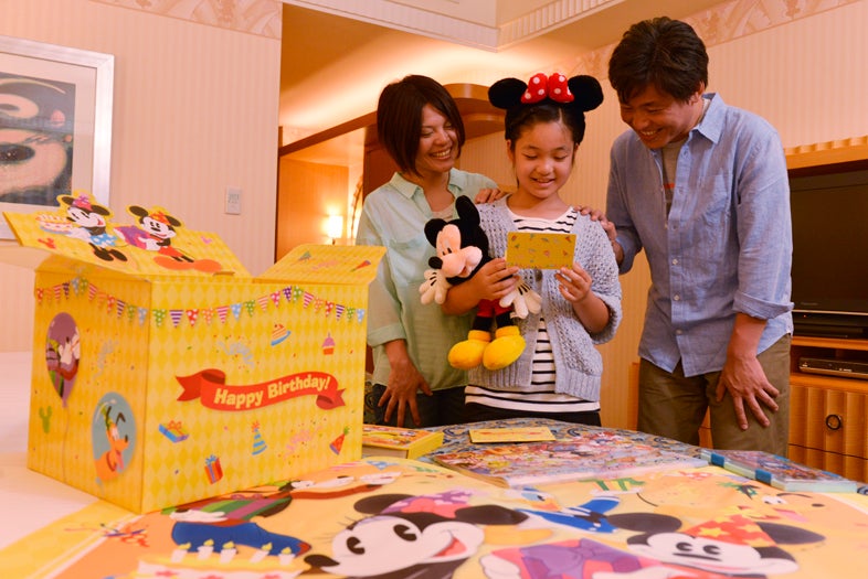 プレゼントボックスを部屋にあらかじめ用意「スペシャルキッズバースデープラン」／（C）Disney