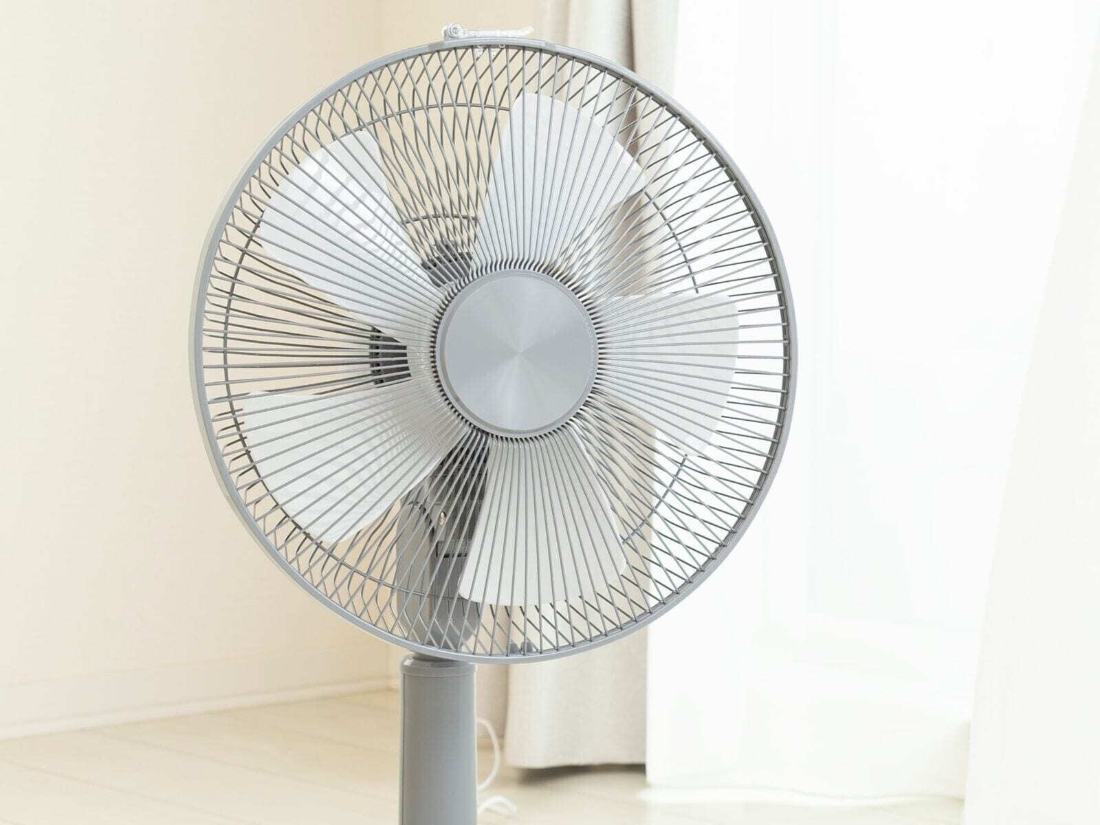 Q. 「扇風機に長時間当たっていると、低体温症で死ぬことがある」って本当？【医師が回答】