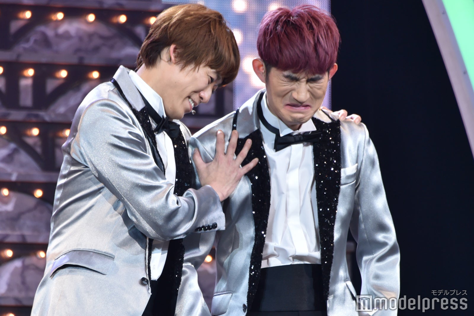 最後の「SHOCK」に感極まる様子の越岡裕貴、松崎祐介（C）モデルプレス
