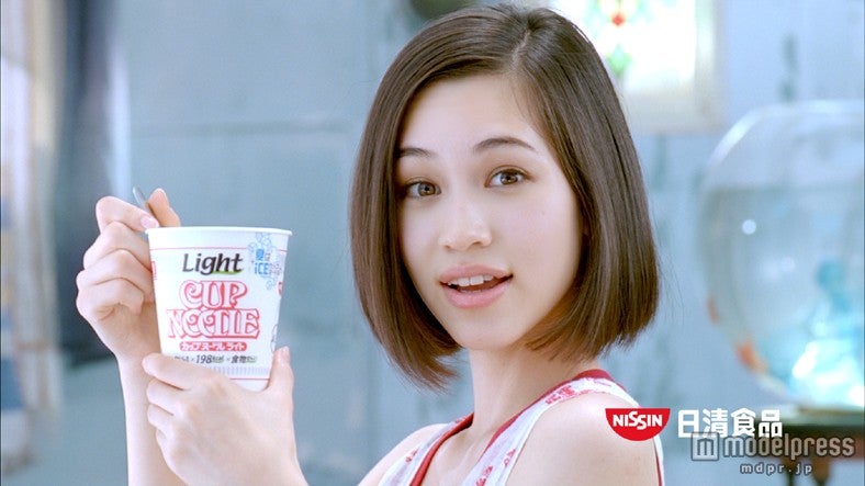 水原希子／ICEカップヌードル新CM「氷入れすぎた」篇より