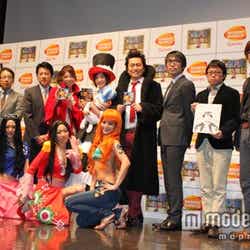 (後ろ左4番目から)岡村明美、平田広明、芹那