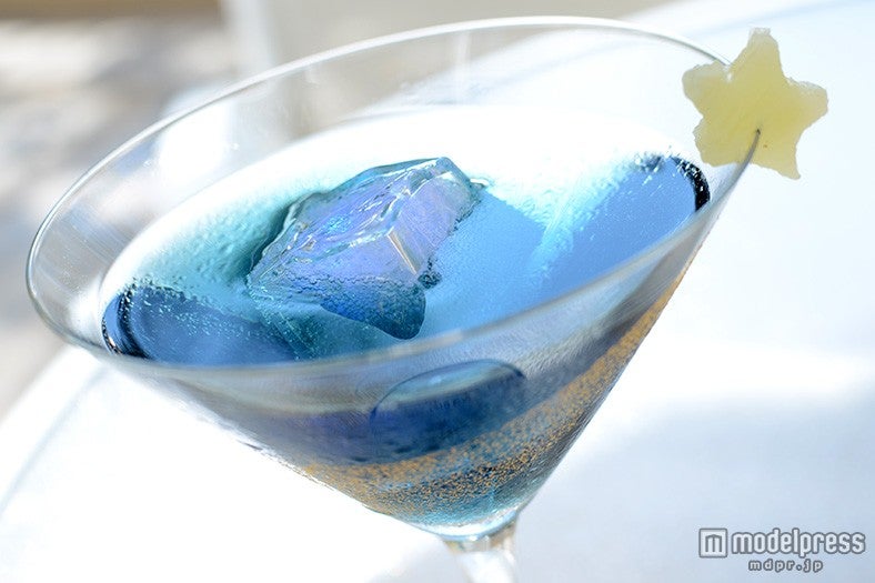 夜空に煌めく流れ星をイメージしたカクテル