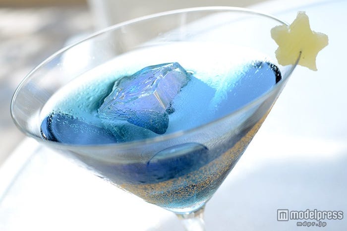 夜空に煌めく流れ星をイメージしたカクテル