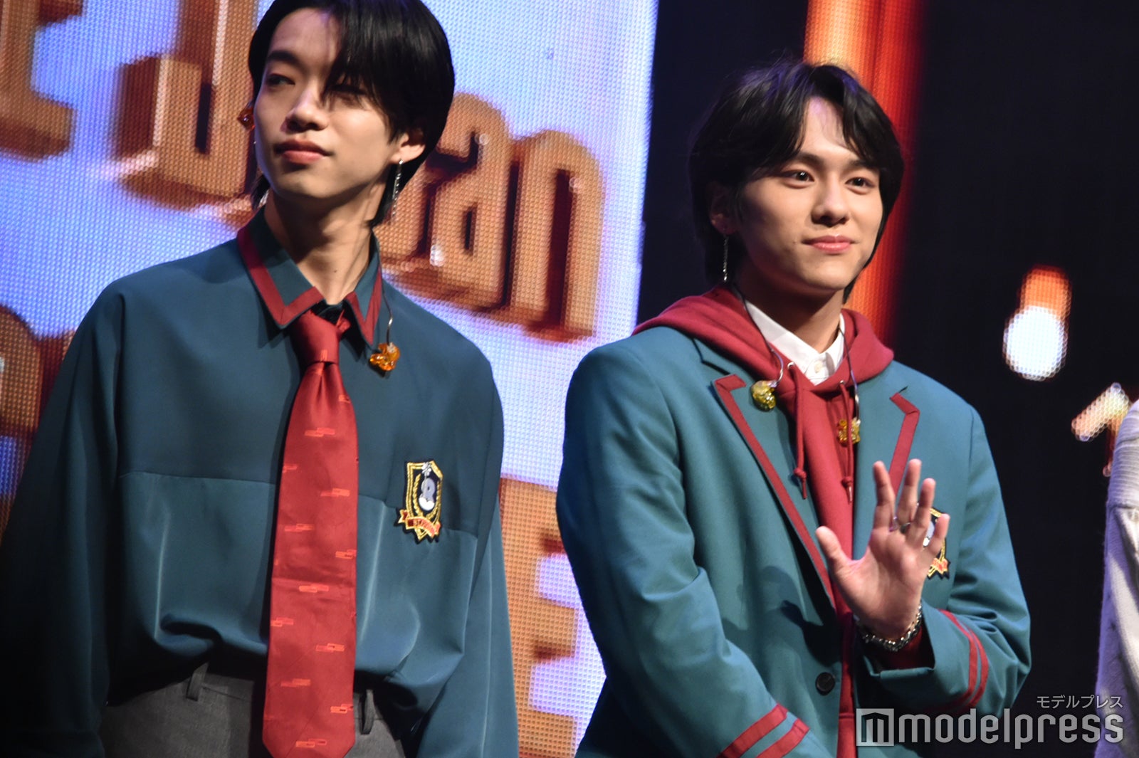 ファンに手を振る山下幸輝／“公式双子”森愁斗、山下幸輝 （C）モデルプレス