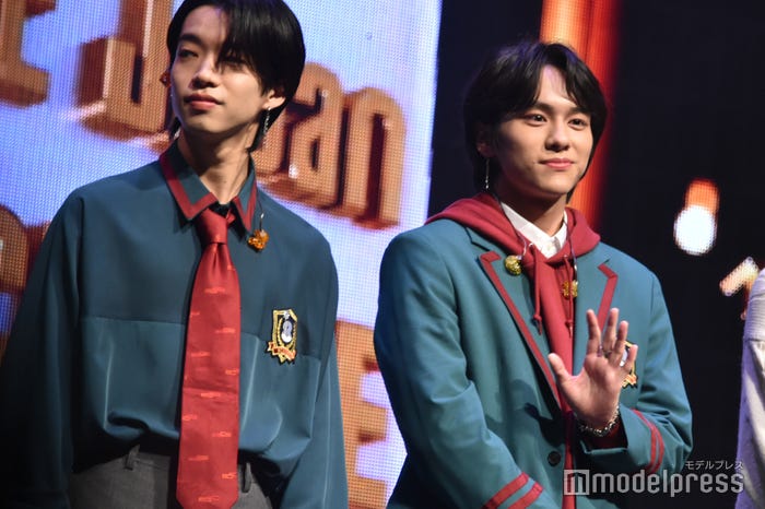 ファンに手を振る山下幸輝/“公式双子”森愁斗、山下幸輝 (C)モデルプレス
