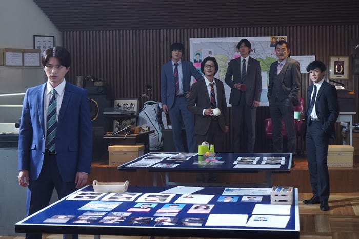 (左から)白洲迅、塚本高史、田辺誠一、小瀧望、吉田鋼太郎、東山紀之(C)テレビ朝日