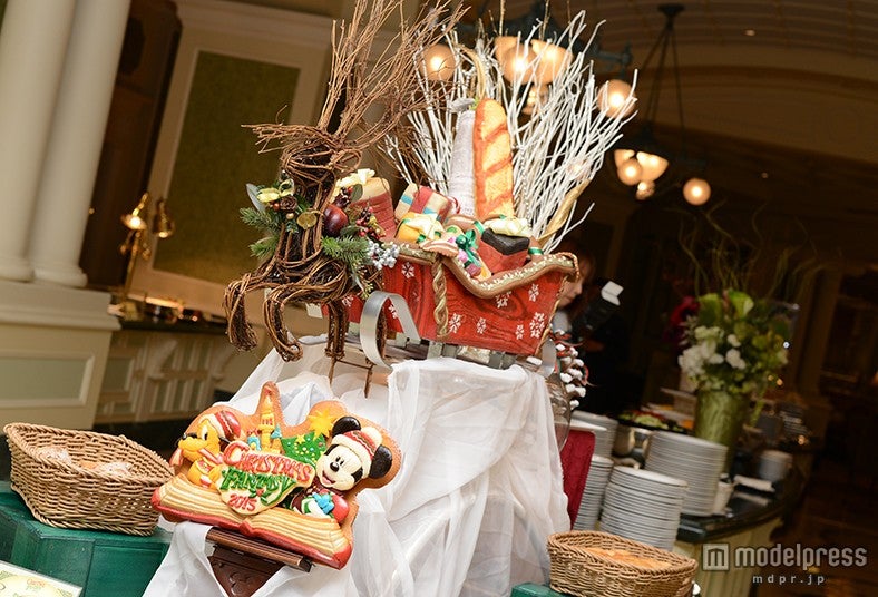 クリスマスをイメージしたメニューが並ぶブッフェ台