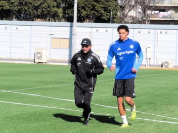 J1町田、待望の今オフ“初補強” 197センチの長身FWテテイェンギが期限付き移籍で加入「素晴らしいクラブと契約できたことを、本当に嬉しく思っています」