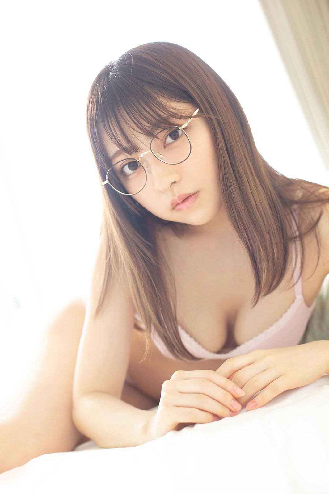 十味、美バスト披露 お気に入りは“眼鏡をかけた寝起き風ショット”