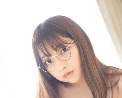 十味、美バスト披露 お気に入りは“眼鏡をかけた寝起き風ショット”