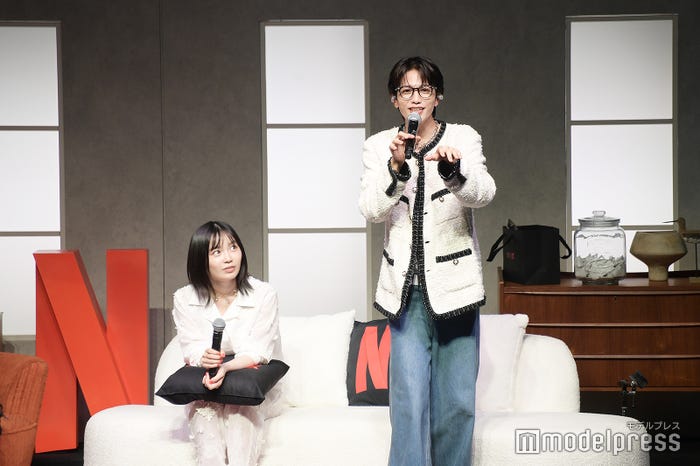 キーボードにベースにコーラスに忙しい志尊淳「もしかしたって~」(C)モデルプレス