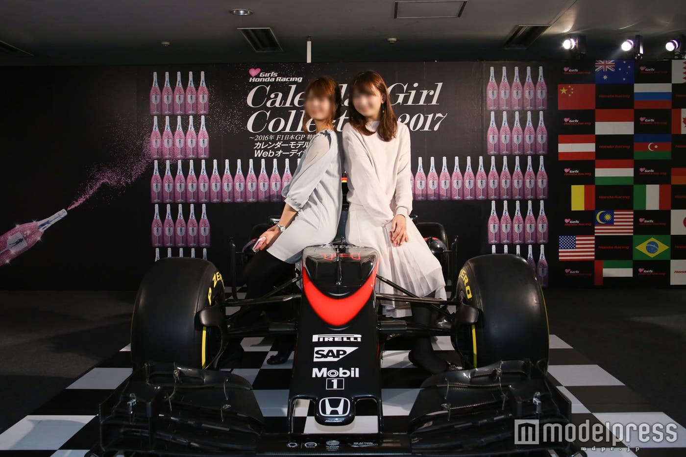 普段は乗ることができない本物のF1カーに乗って撮影(C)モデルプレス