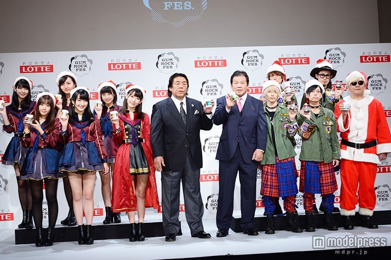 記者発表の様子（上段左から）松岡菜摘、森保まどか、朝長美桜、Jun、わちゅ～（下段左から）多田愛佳、田島芽瑠、宮脇咲良、長州力、藤波辰爾、TSUBASA、大輝、サイモン利根川