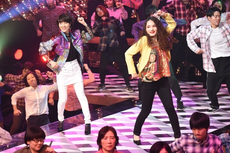 荻野目洋子＆平野ノラ（C）TBS