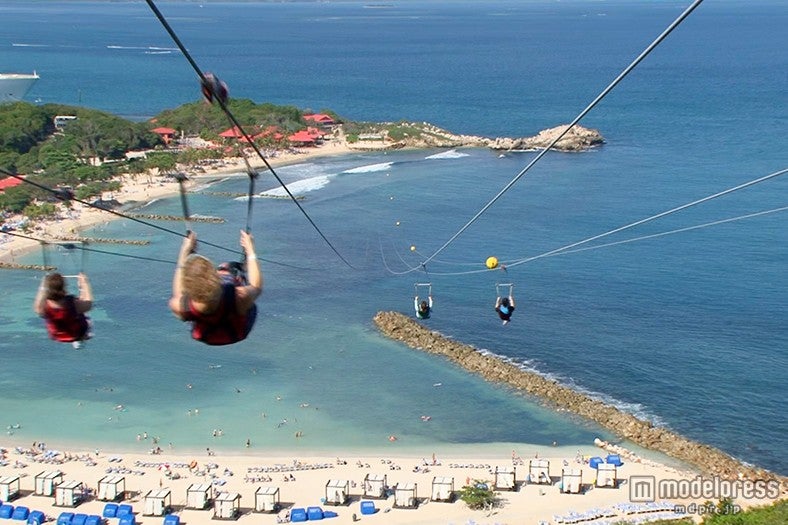 「アリュール・オブ・ザ・シーズ」を所有する船会社のプライベート島、ハイチ・ラバディ／絶景を見下ろしながらのジップライン