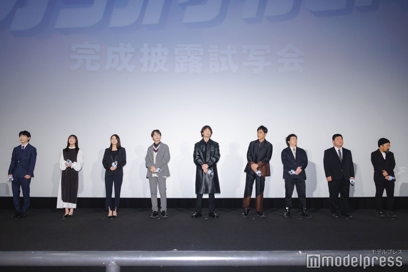 （左から）後聖人、八木美樹、芳根京子、齋藤潤、綾野剛、北村一輝、やべきょうすけ、チャンス大城、山下敦弘監督（C）モデルプレス